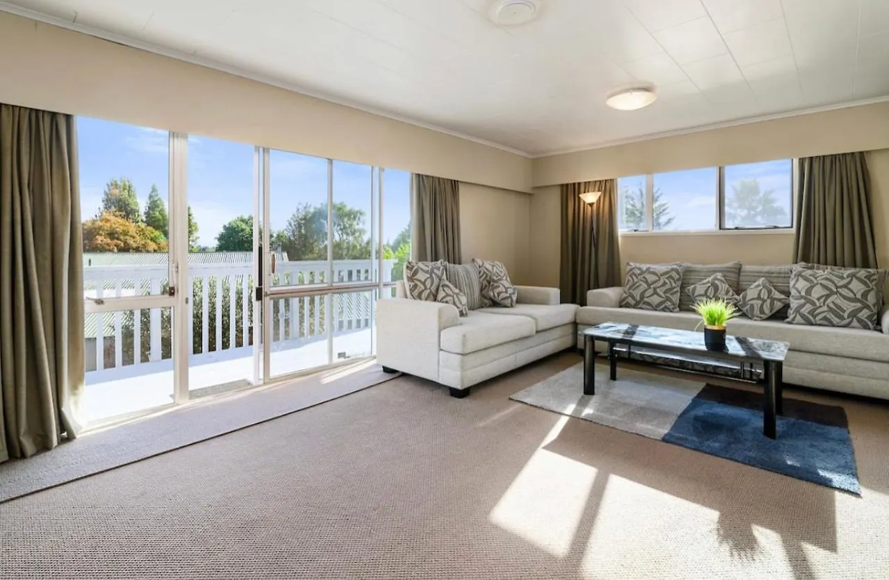 Spacious Utuhina Holiday House Rotorua Nyaraló